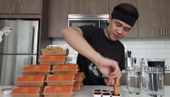 Скриншот: YouTube/Matt Stonie Американец побил собственный рекорд: мужчина за 9 минут съел 120 наггетсов