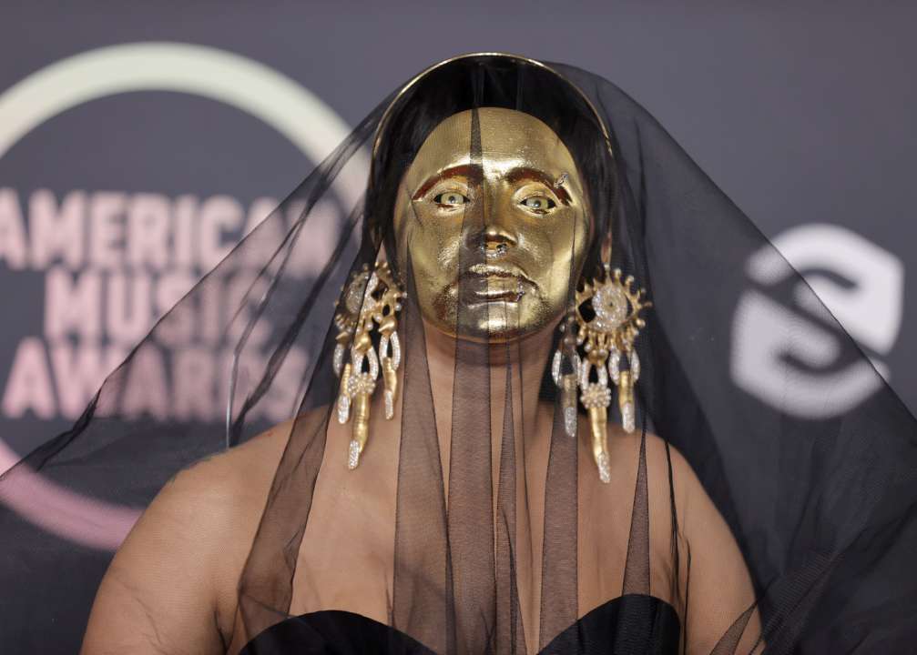 Самые нелепые наряды звезд на American Music Awards 2021