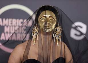 Самые нелепые наряды звезд на American Music Awards 2021/Фото: Getty Images Самые нелепые наряды звезд на American Music Awards 2021