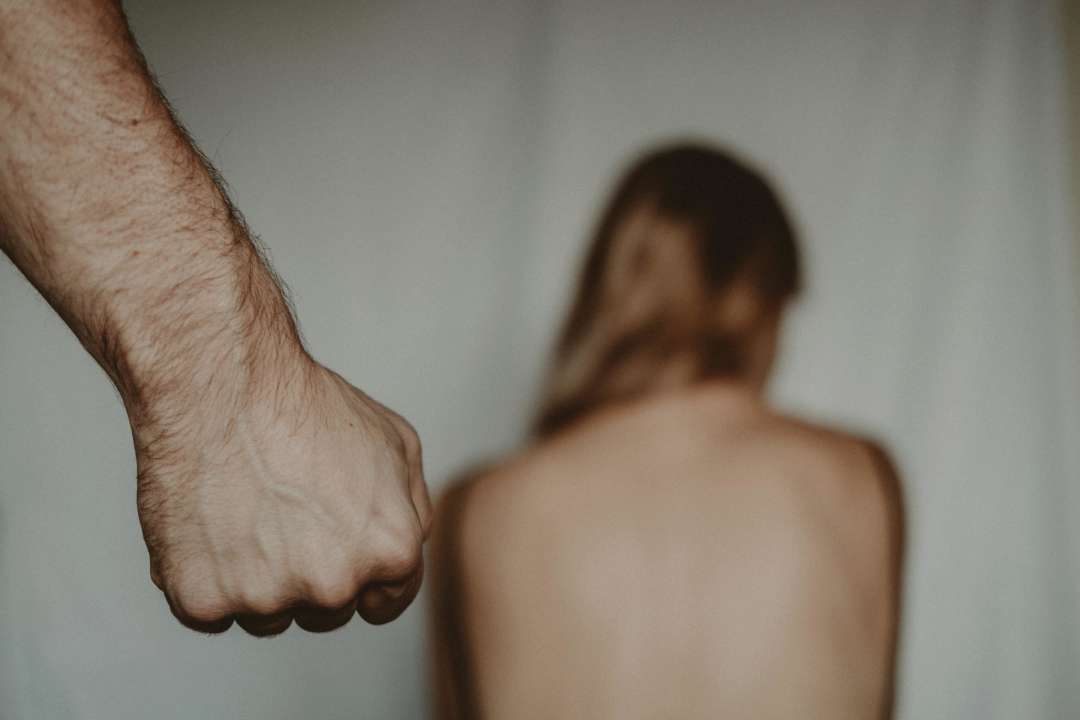 У Львові чоловік побив кохану у ліжку/Фото: Pexels Насильство