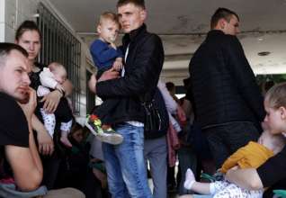 Які категорії чоловіків можуть виїжджати за кордон/Фото: Mario Tama/Getty Images Які категорії чоловіків можуть виїхати за кордон під час воєнного стану: список документів