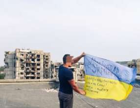У центрі окупованого Маріуполя місцеві жителі заспівали гімн України/Фото: Маріупольська міська рада Чоловік