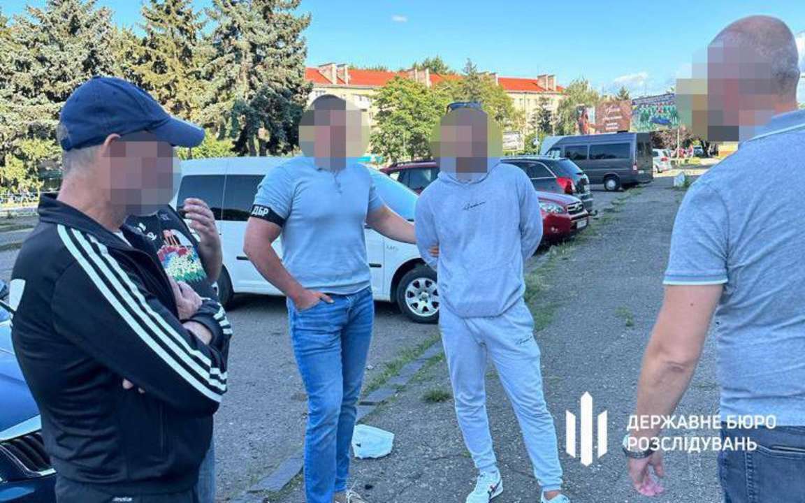 ГБР задержало мужчин, которые просили 10 тысяч долларов за выезд за границу / Фото: ГБР Инспектор-пограничник брал 10 тысяч долларов за переправу за границу