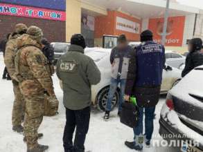 Правоохоронці спіймали шахрая, який за 100 тисяч гривень "звільняв" із полону / Фото: t.me/UA_National_Police Правоохоронці спіймали шахрая, який за 100 тисяч гривень "звільняв" із полону / Фото: t.me/UA_National_Police