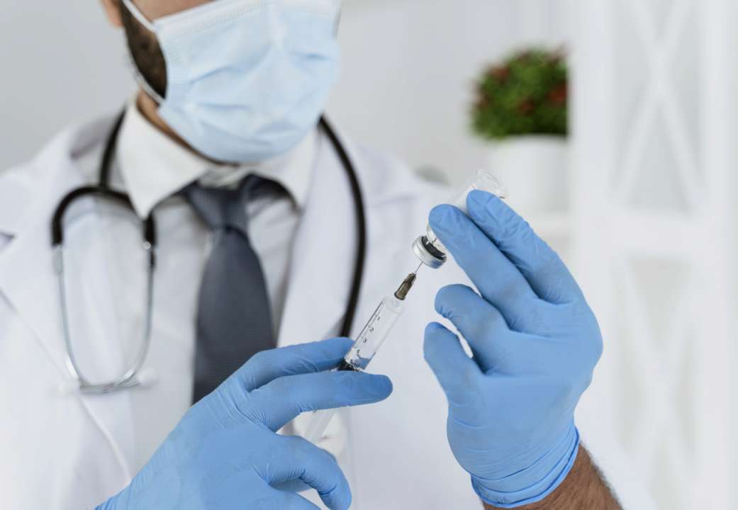 Фото: Freepik/Автор - невідомий Глобальна ініціатива COVAX розпочала постачання вакцин проти Covid-19