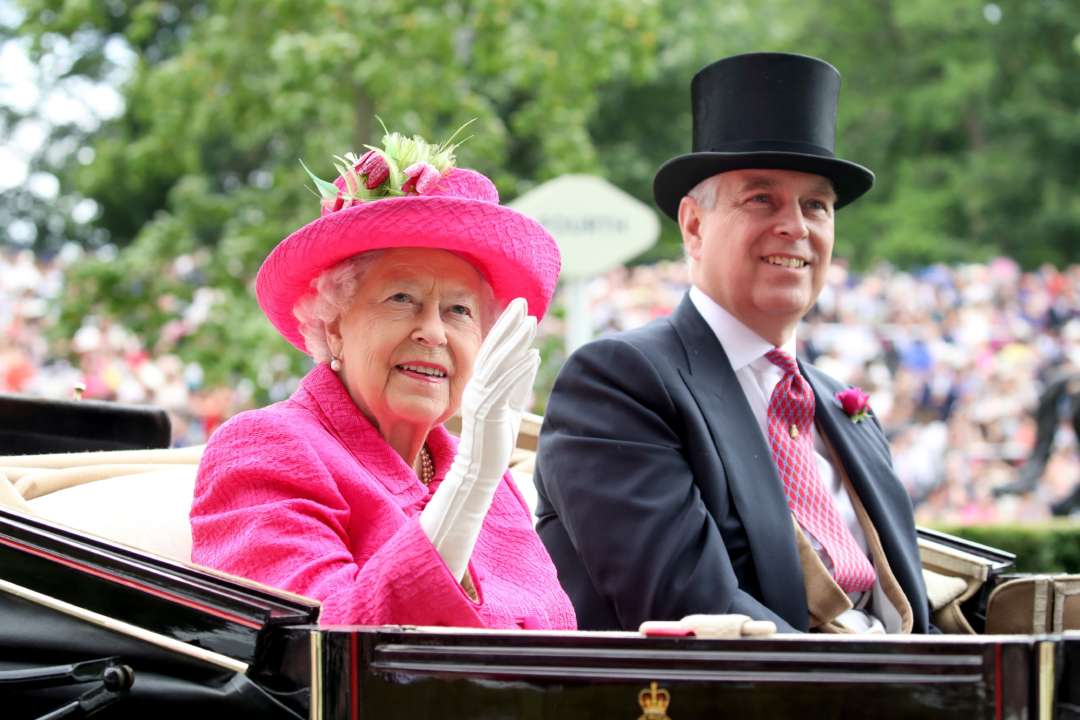 Елизавета II лишила принца Эндрю всех военных званий и патронажей/Фото:Chris Jackson for Getty Images Елизавета II и принц Эндрю