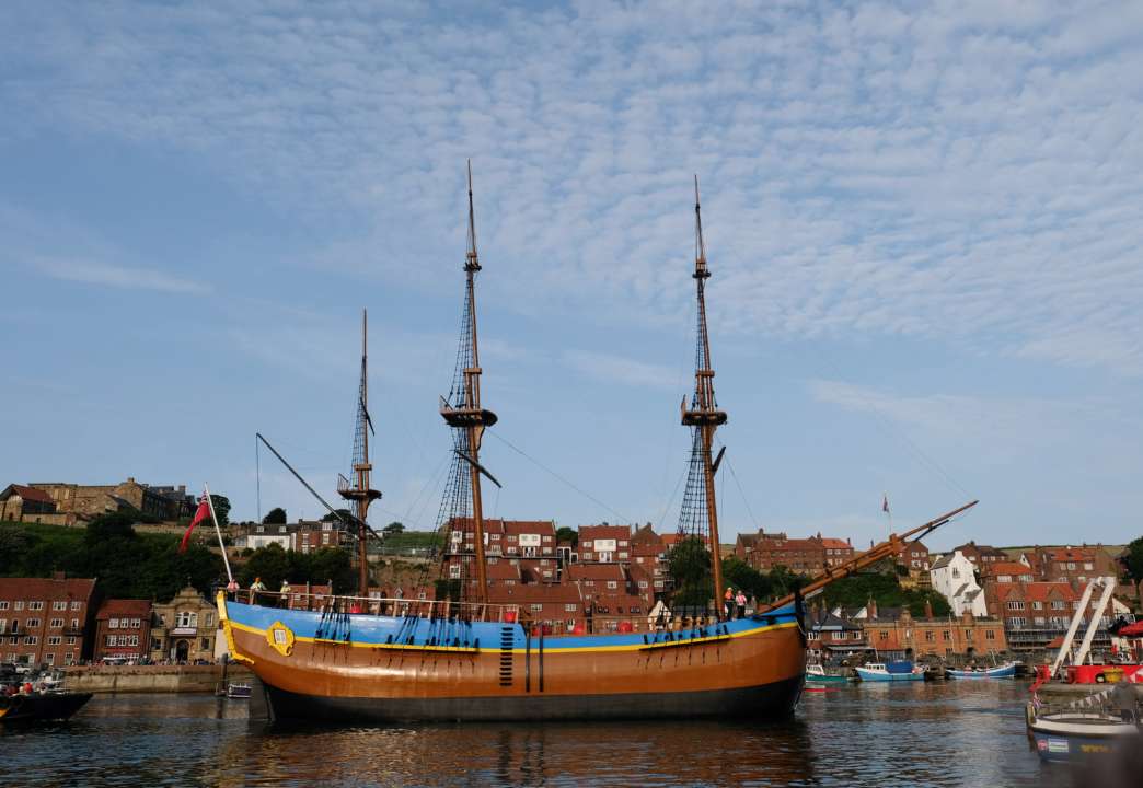 Ученые нашли останки корабля Джеймса Кука / Фото: Ian Forsyth / Getty Images Реплика корабля Джеймса Кука