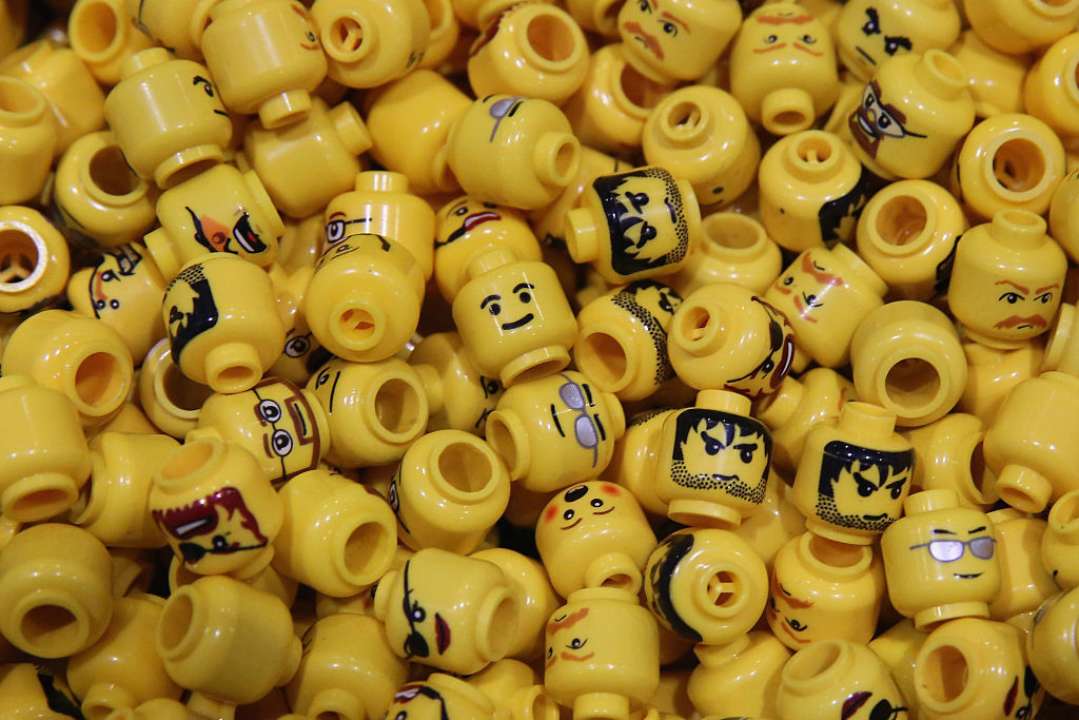 LEGO створила фігурки Зеленського та коктейлів Молотова