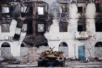 Окупанти застосовують фосфорні боєприпаси на Донеччині/Фото: Pierre Crom/Getty Images Російські терористи обстрілюють центральні райони Донеччини