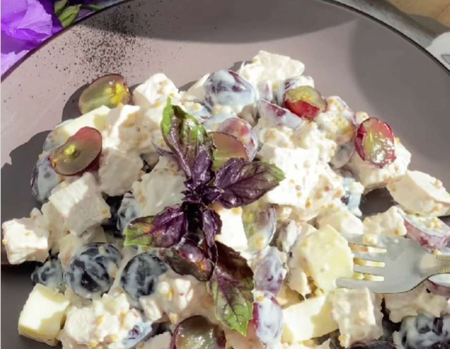 Простой и вкусный салат с виноградом и курицей. Скриншот видео рецепт быстрого салата