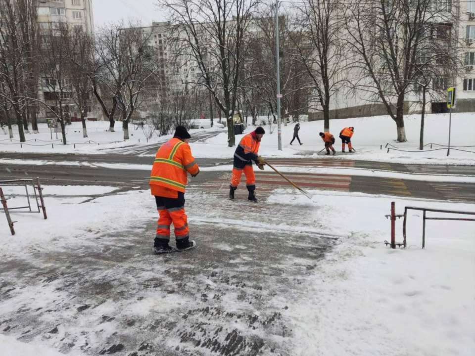 Ситуація на дорогах Києва: задіяно 228 одиниць снігоприбиральної техніки
