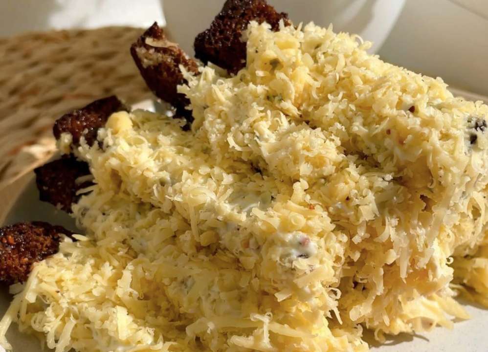Пошаговый рецепт закуски из сухариков, которая вызовет фурор у едоков / Фото: instagram/vistovska_cooking Пошаговый рецепт закуски из сухариков, которая вызовет фурор у едоков / Фото: instagram/vistovska_cooking