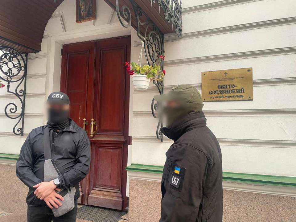 СБУ проводит обыски в Свято-Введенском мужском монастыре в Киеве/Фото: Tsaplienko СБУ проводит обыски в Свято-Введенском мужском монастыре в Киеве