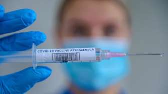 Вакцину AstraZeneca в Бельгии не будут будут вводить пожилым людям Вакцину AstraZeneca в Бельгии не будут будут вводить пожилым людям