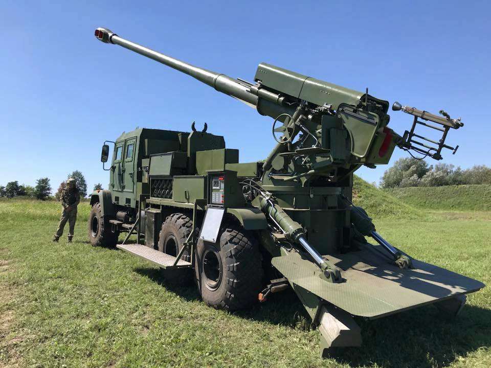 Резніков показав українську САУ "Богдана"/Фото: mil.in.ua Резніков розповів про САУ "Богдана", які виробили в Україні
