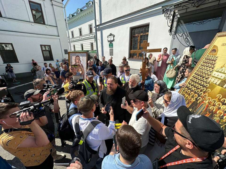 Сторонники УПЦ МП не пропустили комиссию Минкульта в Нижнюю лавру / фото: 24 канал Сторонники УПЦ МП не пропустили комиссию Минкульта в Нижнюю лавру