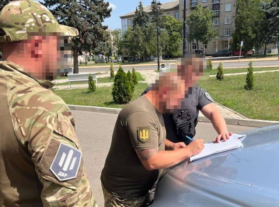 Военком выдавал набор поддельных документов военнообязанным для выезда из Украины / Фото: t.me/DBRgovua