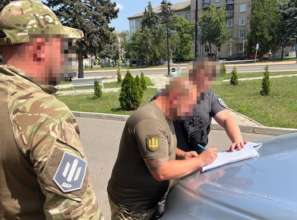 Воєнком видавав набір підроблених документів військовозобов'язаним для виїзду з України / Фото: t.me/DBRgovua Воєнком видавав набір підроблених документів військовозобов'язаним для виїзду з України / Фото: t.me/DBRgovua