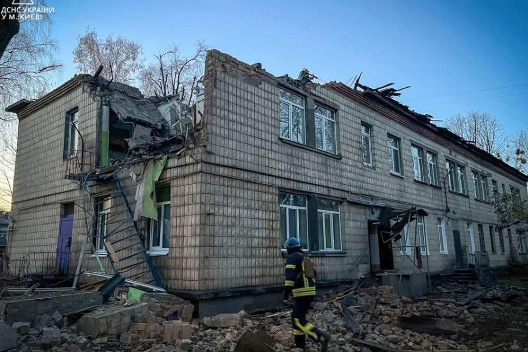 Россияне ударили дронами по Киеву. Фото: ГСЧС Украины оккупанты атаковали дронами детский сад в Киеве