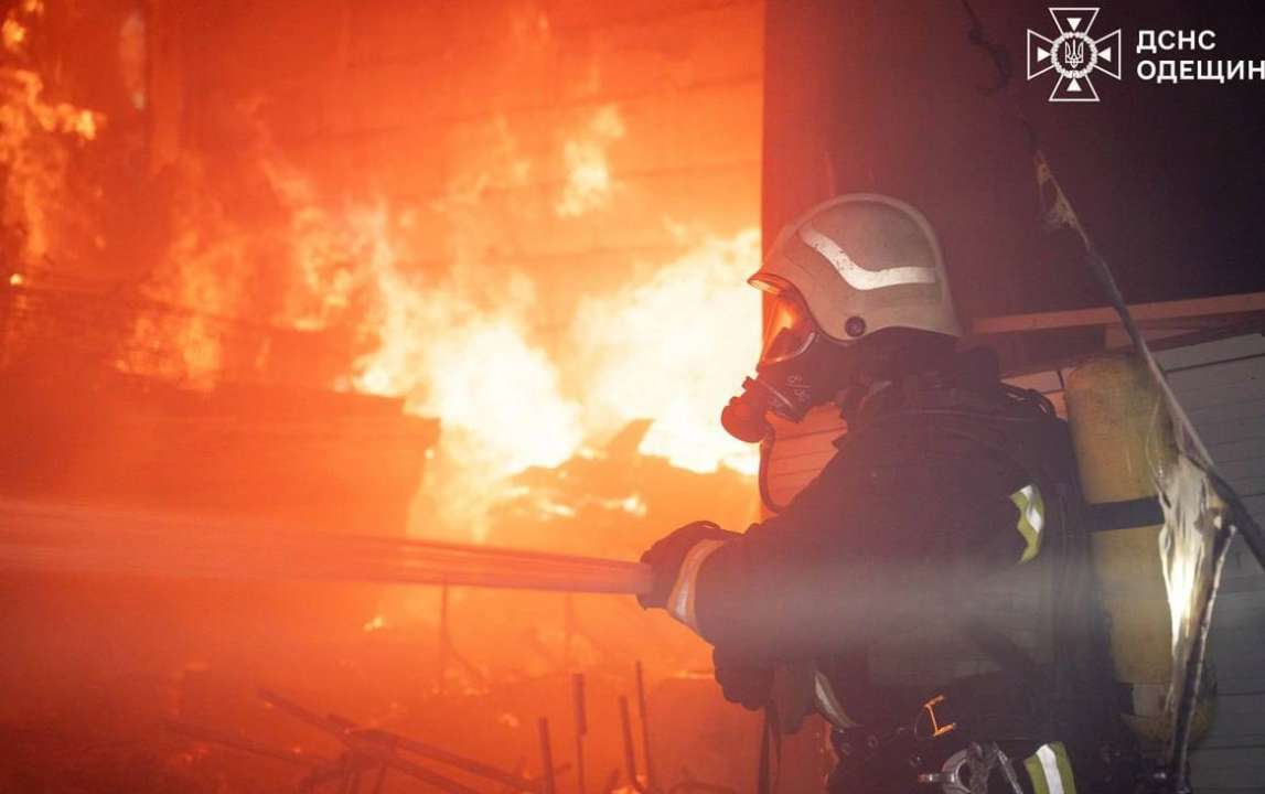 Росіяни вдарили по Одещині вночі 6 жовтня. Фото: ДСНС обстріл одеси сьогодні