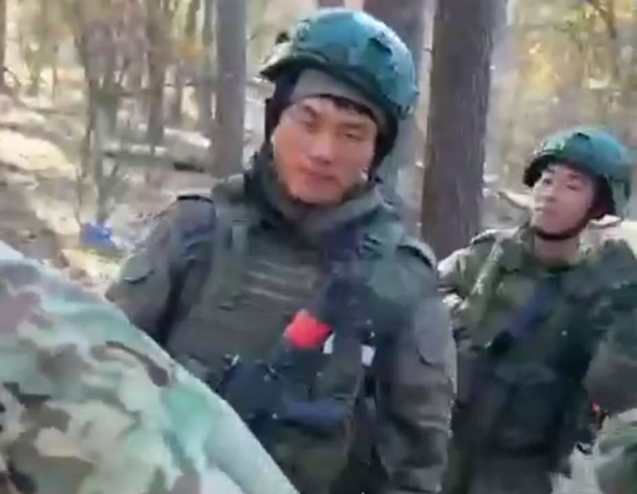 Північнокорейські солдати, які тепер в росії і ніколи раніше не мали безперешкодного доступу до інтернету