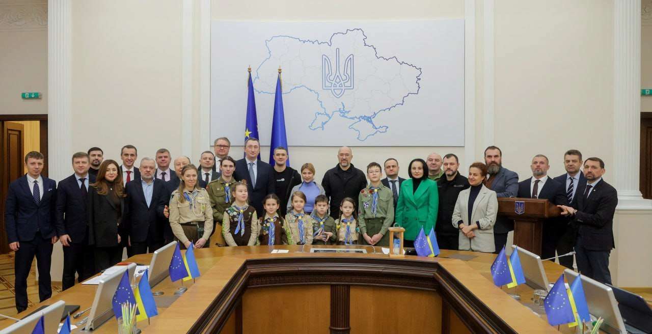 Пластуны привезли к зданию правительства Вифлеемский огонь мира