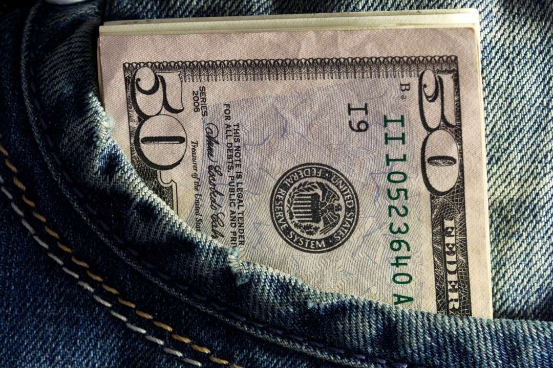 Родители выгнали жениха дочери из дома после его отказа рассказать о зарплате
