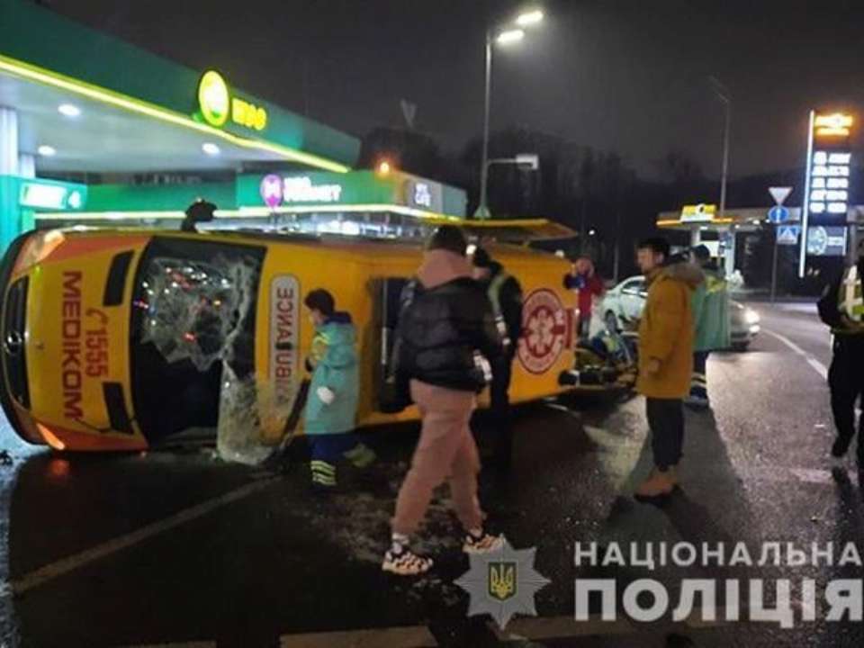 У Києві сталося ДТП з автомобілем медичної швидкої допомоги