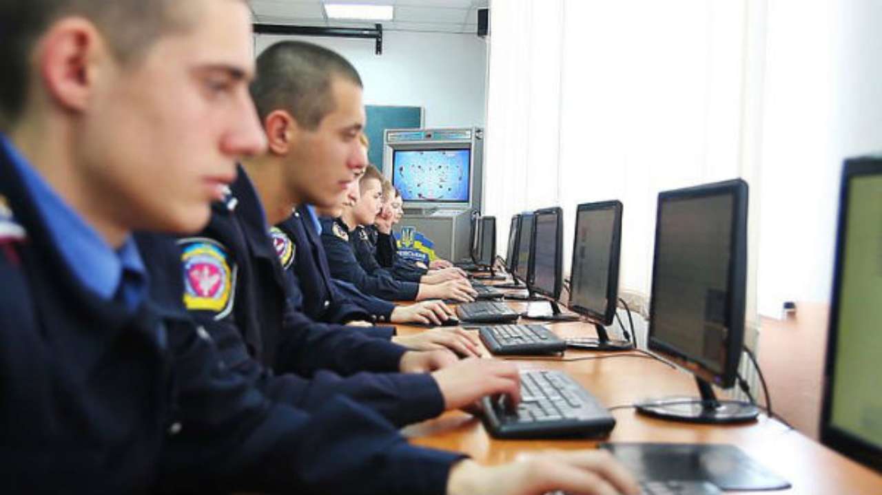 У Telegram з'явився бот, який перевіряє новини на фейки/Фото: work.ua Правда чи фейк: в Україні з'явився бот, який може перевіряти новину на справжність