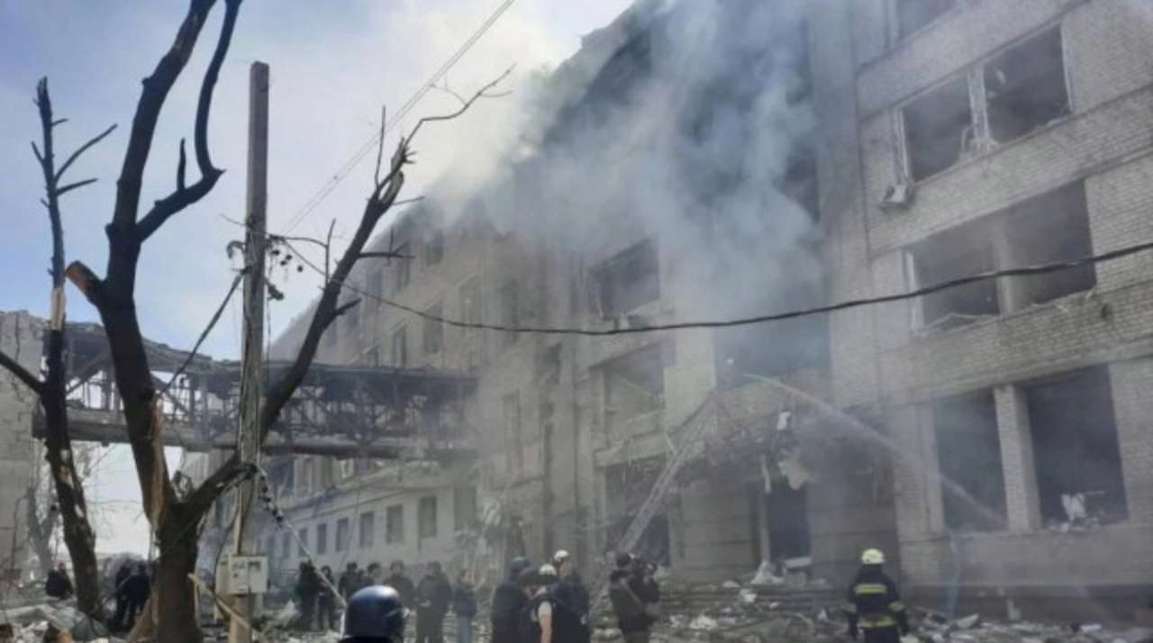 Оккупанты вдарили снова по Харькову. Фото: t.me/pgo_gov_ua Враг обстрелял Харьков