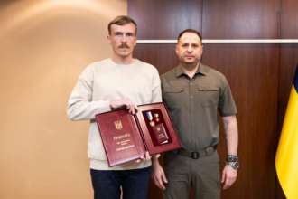 Освобожденные из плена командиры встретились с родными в Турции/Фото: Офис президента Украины Долгожданная встреча: освобожденные из плена командиры увиделись с родными в Турции