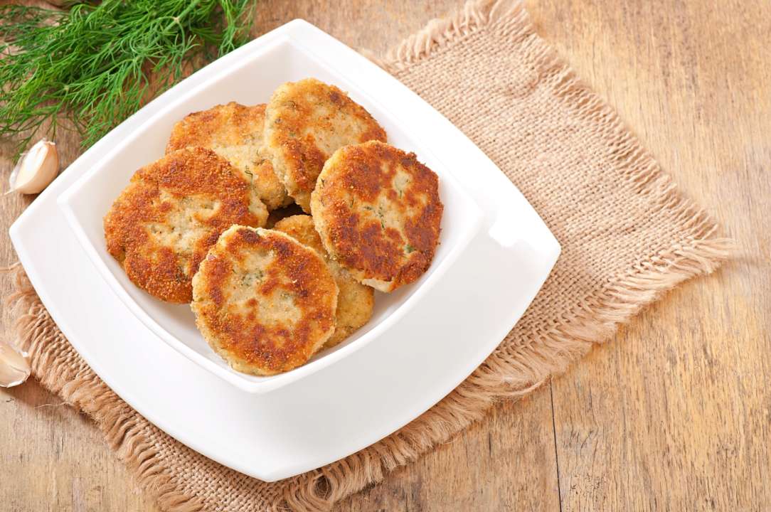 Покроковий рецепт котлет із сиром і яйцем / Фото: timolina/Freepik