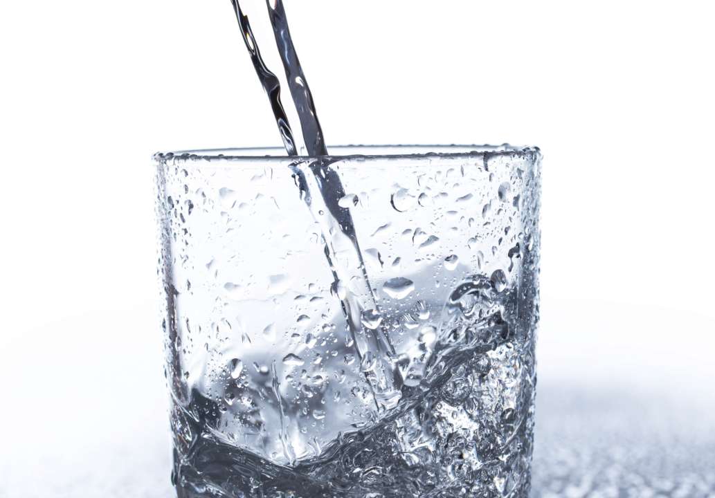 Дієтологи розповіли, чи можна пити газовану воду щодня / Фото: Racool_studio/Freepik