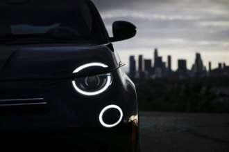 Фото: Fiat Fiat представила пару новых роскошных 500e: фото миниатюрных электрических красавцев