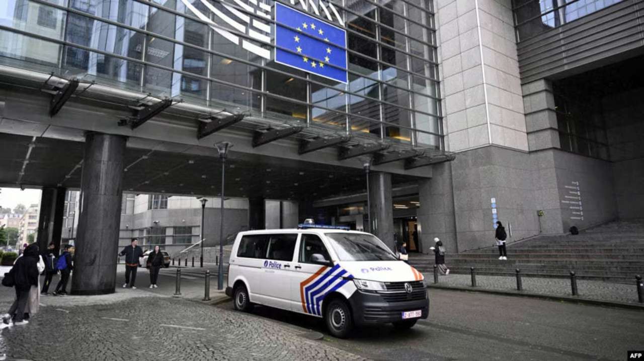 Європарламенту у справі про просування російської пропаганди/Фото: AFP російський "слід": в офісах Європарламенту відбулися обшуки