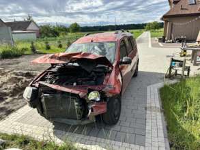 Автомобіль Юрія Журавля після ДТП / Фото: facebook.com/Zhuravelll Лідер гурту Ot Vinta Юрій Журавель потрапив у жахливу ДТП, але ніхто не постраждав