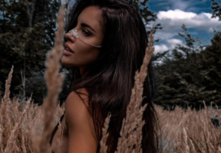 instagram.com/luciajavorcekova Неперевершена Люсія Яворчекова прогулялася голяка по полю