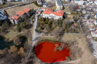 Море крови: возле посольства россии в Вильнюсе покрасили пруд/Фото: 15min Море крови: возле посольства России в Вильнюсе покрасили пруд/Фото: 15min