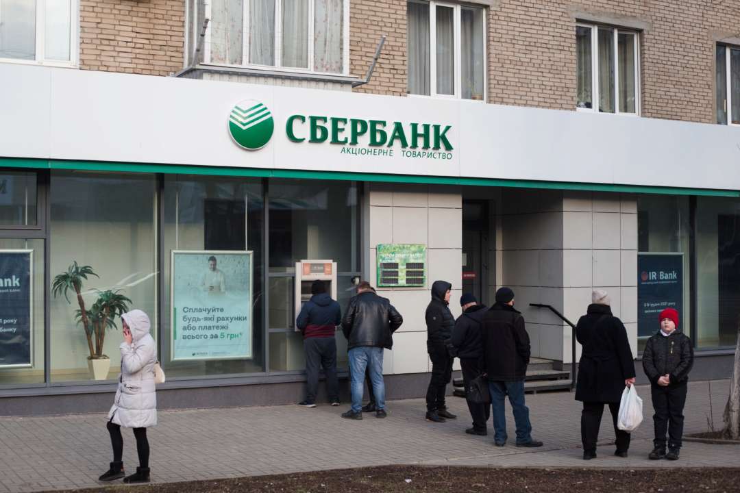 СНБО решил конфисковать активы российских банков в Украине/фото: Anastasia Vlasova/Getty Images Украина конфискует активы "дочек" российских банков