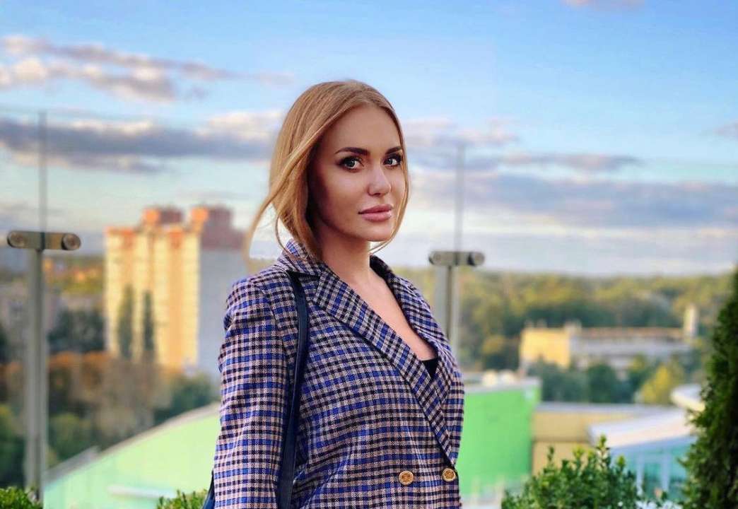 Слава Каминская поделилась снимком в купальнике/Фото: instagram/slava_kaminska "Фото для ВСУ": Слава Каминская поделилась пикантным снимком в патриотическом купальнике
