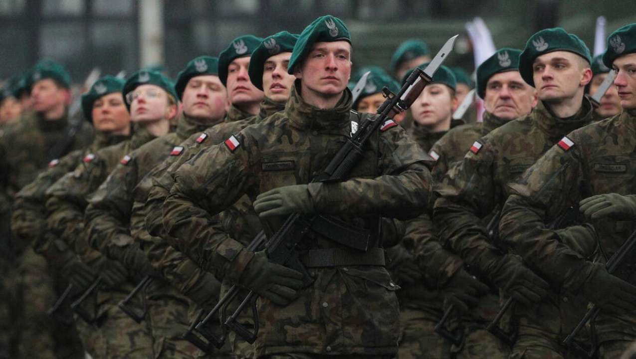 Польща перемістить свої війська до кордону з білорусією