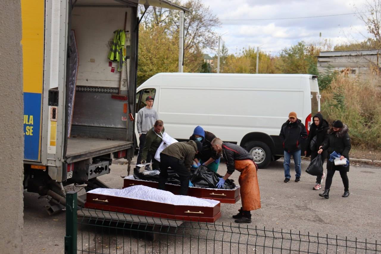 Триває видача тіл і фрагментів тіл родичам та знайомим загиблих в селі Гроза/Фото: Нацполіція Триває видача тіл і фрагментів тіл родичам та знайомим загиблих в селі Гроза/Фото: Нацполіція