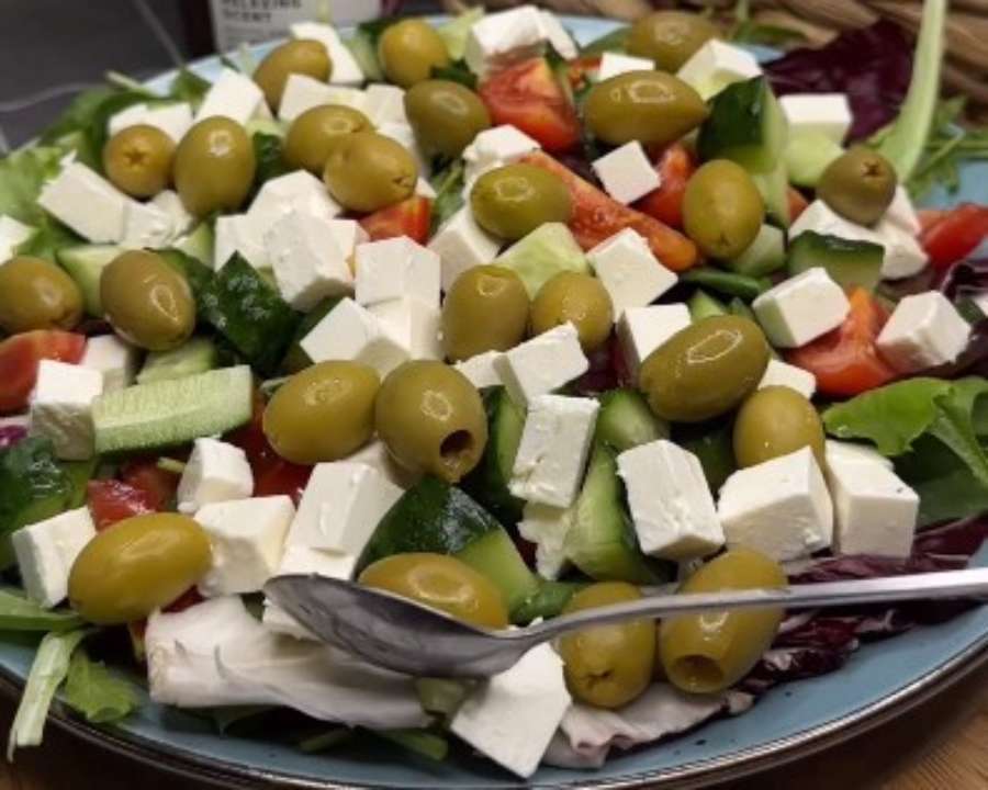 Салат с фетой и оливками /Фото: Instagram iriska_dimitrova Салат с фетой и оливками