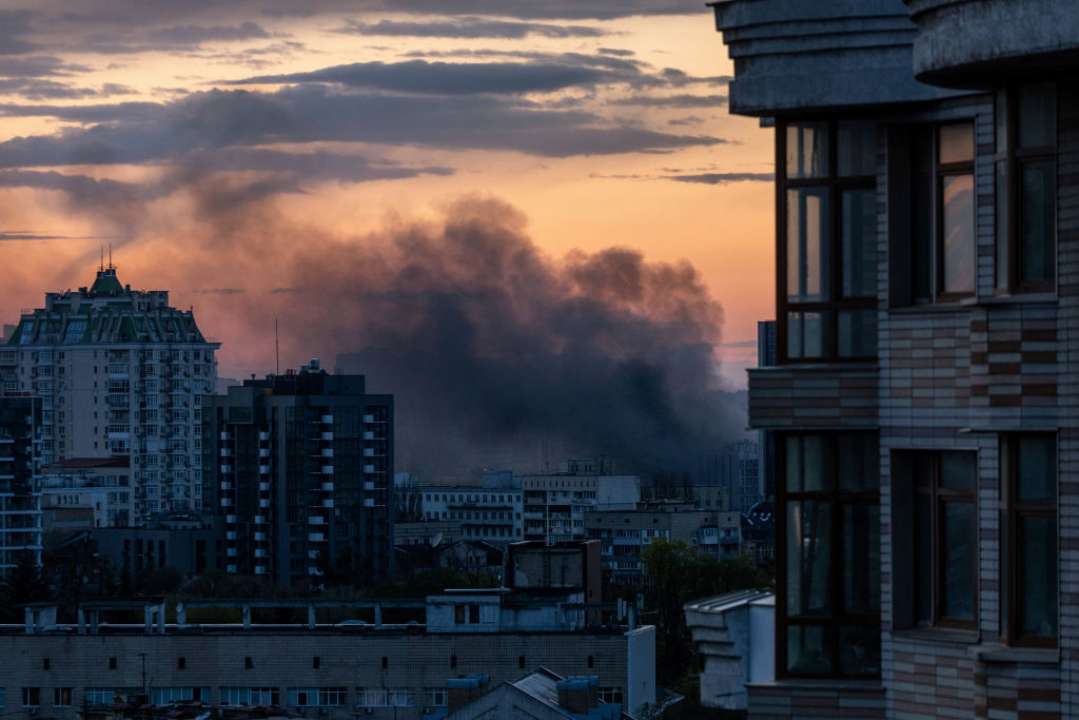 У КМВА підрахували, скількома ракетами рф атакувала Київ з початку року/Фото: John Moore/Getty Images Дим над Києвом