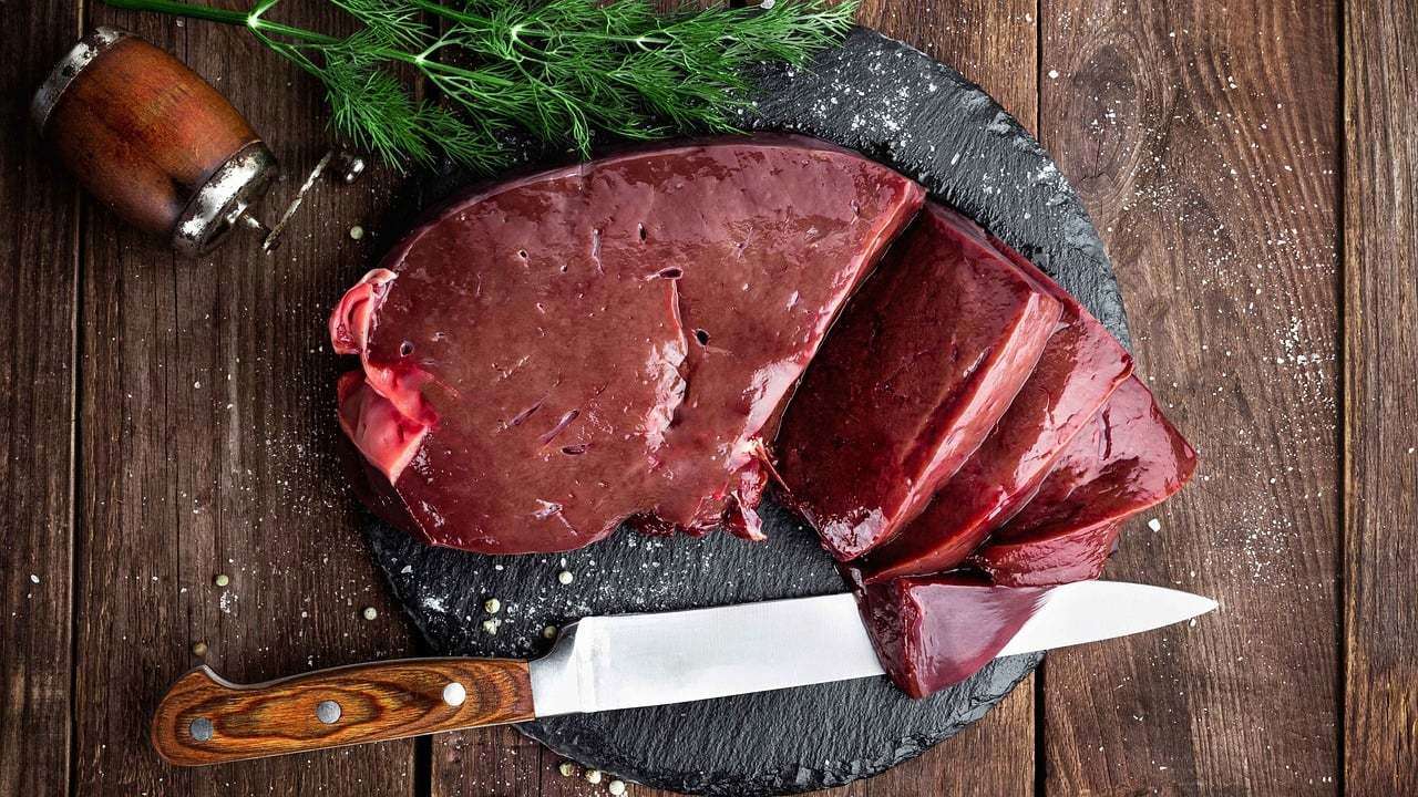 Вкусная классика: рецепт печеночных рулетиков