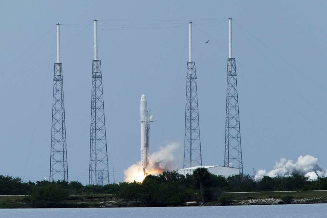 Ракета SpaceX Falcon 9 взлетает с площадки 40 на мысе Канаверал