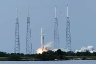 Автор: Matt Stroshane/Фото: Getty Images Ракета SpaceX Falcon 9 взлетает с площадки 40 на мысе Канаверал