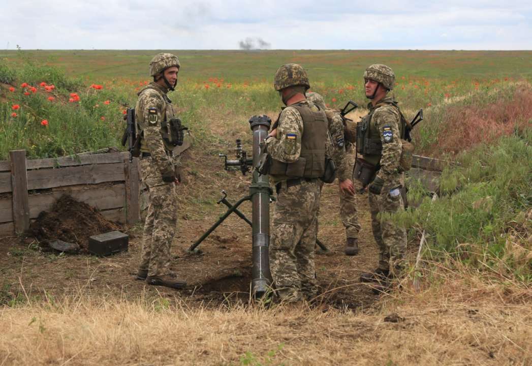 На Донбасі двоє українських військових підірвалися на невідомій вибухівці