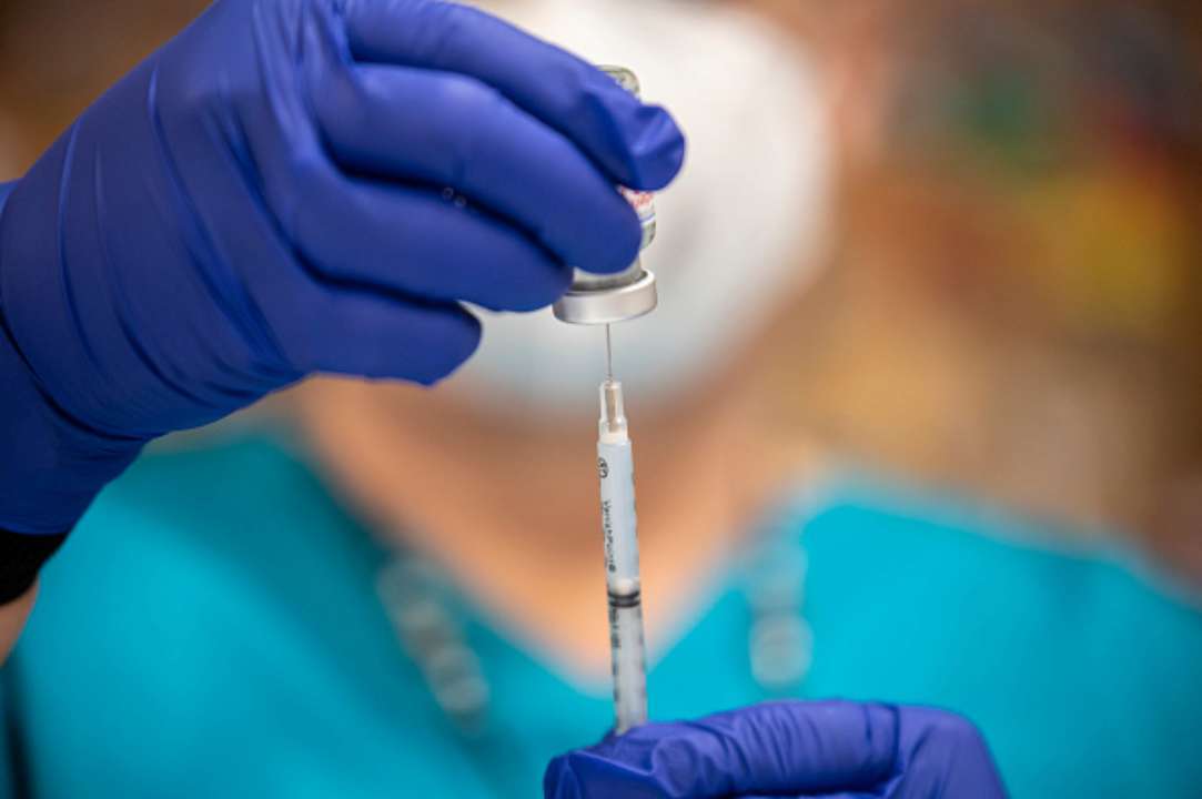 Постановление Кабмина об отстранении от работы: кого будет касаться и кто сможет избежать/Фото: Sergio Flores/Getty Images С 8 ноября украинцев начнут отстранять от работы: кто окажется в зоне риска
