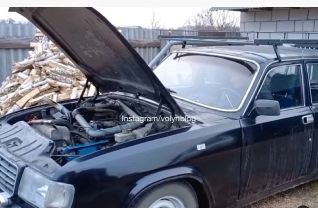 Український майстер переклав своє авто на дрова/Фото: скрін відео з Instagram Український майстер переклав своє авто на дрова
